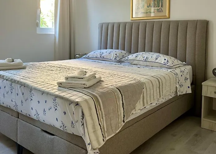 Cozy Modern Amphora-beach Near