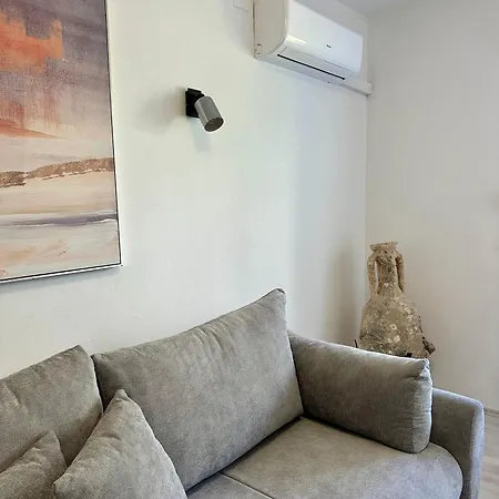 Modern Island Stay Near Beach In Hvar *